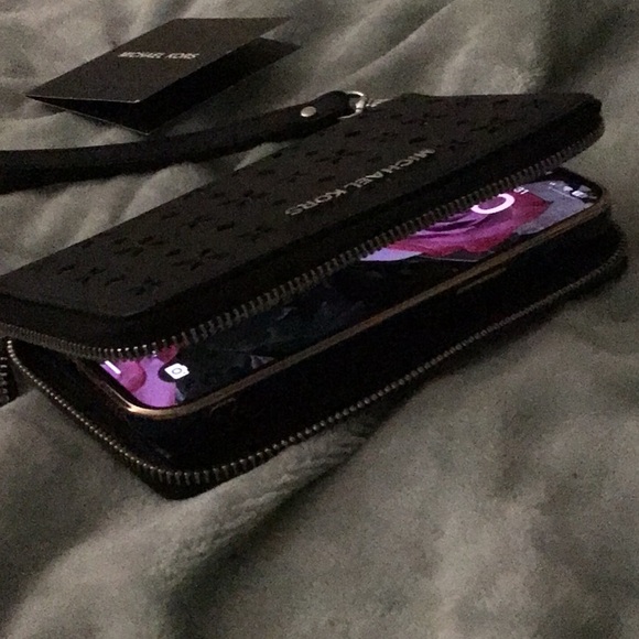 MICHAEL KORS NEW Wristlet Jet Set  Perforated Exterior - Picture 7 of 8